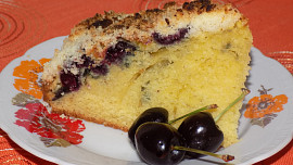 Bublanina s třešněmi a drobenkou