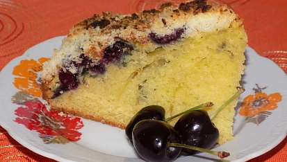 Bublanina s třešněmi a drobenkou