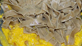 Nudle se smaženicí