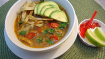 Pikantní aztécká polévka - Sopa azteca
