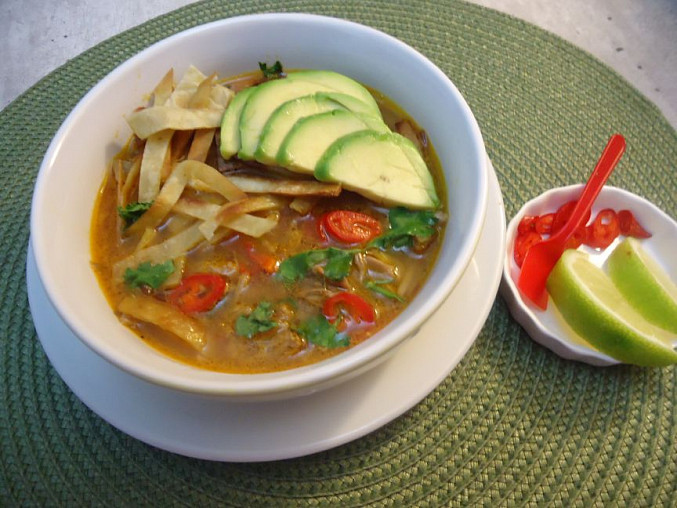 Pikantní aztécká polévka - Sopa azteca