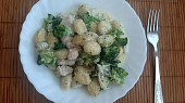 Zapečené gnocchi s kuřecím masem, brokolicí a smetanou