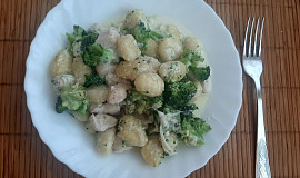 Zapečené gnocchi s kuřecím masem, brokolicí a smetanou