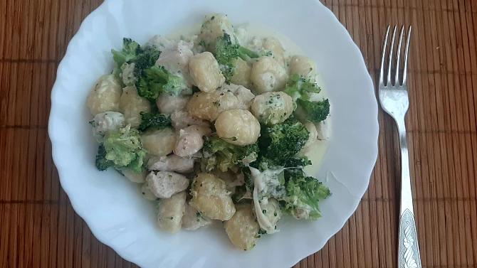 Zapečené gnocchi s kuřecím masem, brokolicí a smetanou