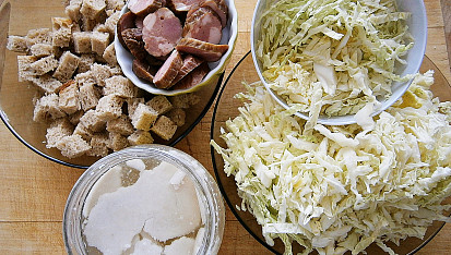Chlebová polévka s kapustou a klobásou
