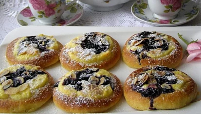 Koláčky s tvarohem, borůvkami a mandlemi