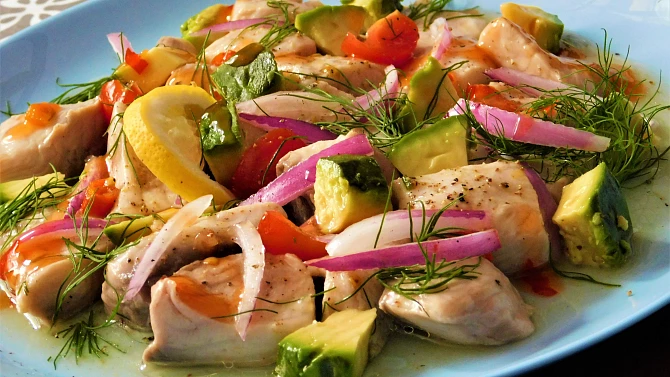 Ceviche z kapra (ryba marinovaná v citrusech)