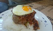 Loco moco - burger s rýží, volským okem a omáčkou