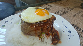 Loco moco - burger s rýží, volským okem a omáčkou