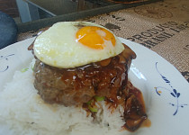 Loco moco - burger s rýží, volským okem a omáčkou