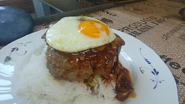 Loco moco - burger s rýží, volským okem a omáčkou