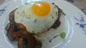 Loco moco - burger s rýží, volským okem a omáčkou