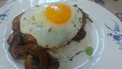 Loco moco - burger s rýží, volským okem a omáčkou