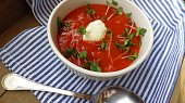 Tomatový krém s červenou čočkou, čerstvým sýrem a microbylinkami