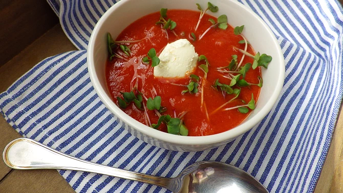 Tomatový krém s červenou čočkou, čerstvým sýrem a microbylinkami