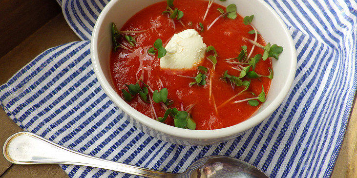 Tomatový krém s červenou čočkou, čerstvým sýrem a microbylinkami