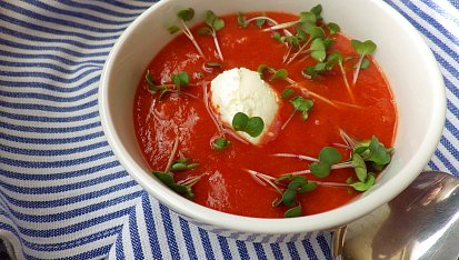 Tomatový krém s červenou čočkou, čerstvým sýrem a microbylinkami