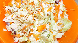 Zelný salát s jogurtovo-hořčicovou zálivkou