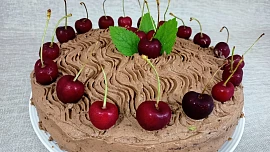 Jednoduchý čokoládový dort s višněmi Jednoduchý čokoládový dort s višněmi
