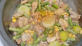 Kuřecí soté se zeleninou a vlašskými ořechy