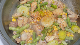 Kuřecí soté se zeleninou a vlašskými ořechy