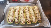 Plněná zapečená cuketa, strouhaná mozzarella