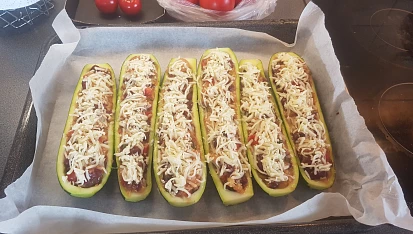 Plněná zapečená cuketa, strouhaná mozzarella