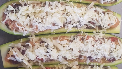 Plněná zapečená cuketa, na mozzarellu parmazán