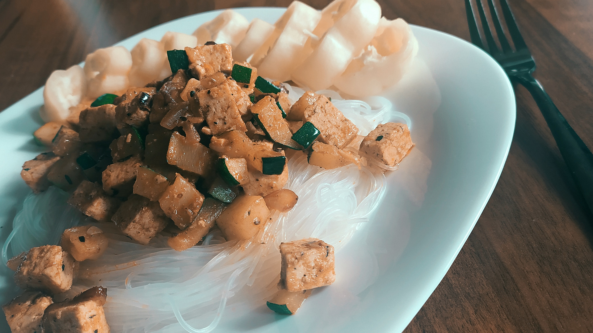 Skleněné nudle s tofu a cuketou