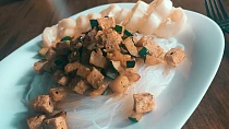Skleněné nudle s tofu a cuketou