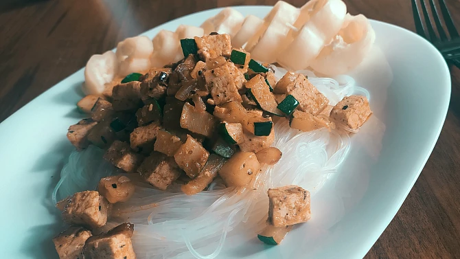 Skleněné nudle s tofu a cuketou