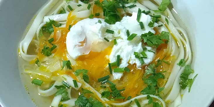 Thajská chilli polévka se zastřeným vejcem