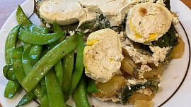 Zapečený špenát s brambory a vejcem