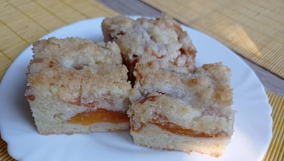 Cuketový koláč s ovocem, S meruňkami
