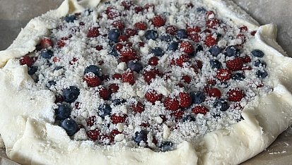 Bezlepkový koláč s tvarohem a ovocem, Zahradní směs