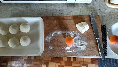 Jahodové knedlíky z tvarohového těsta, z poloviny těsta