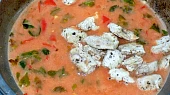 Kuřecí nudličky v rajčatovo-bazalkové omáčce