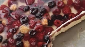 Nepečený cheesecake s ovocem a želatinou