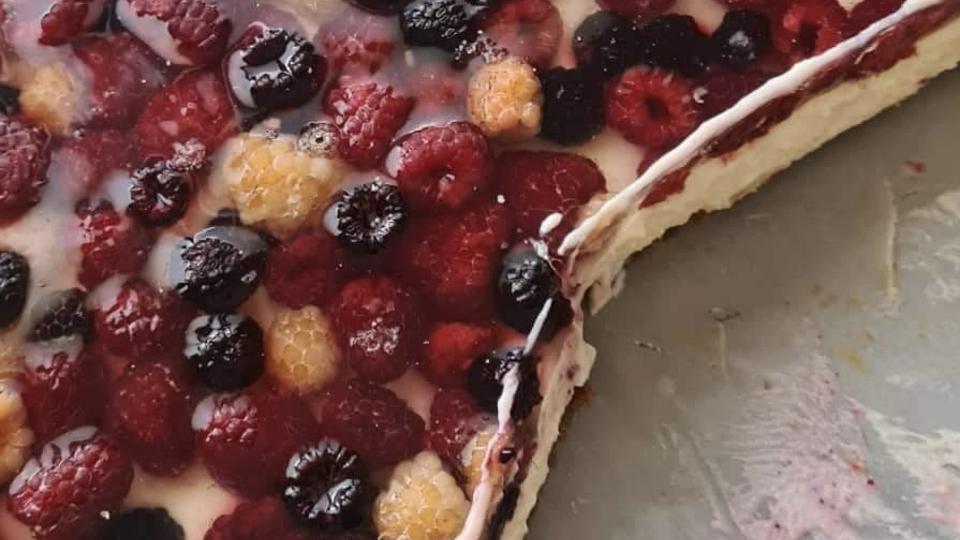 Nepečený cheesecake s ovocem a želatinou