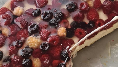 Nepečený cheesecake s ovocem a želatinou