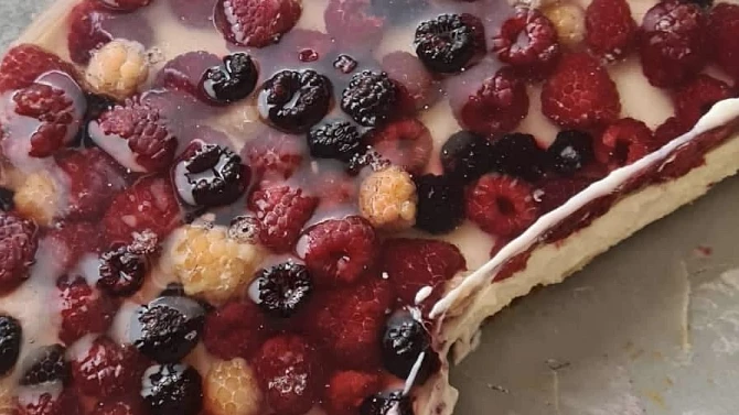 Nepečený cheesecake s ovocem a želatinou