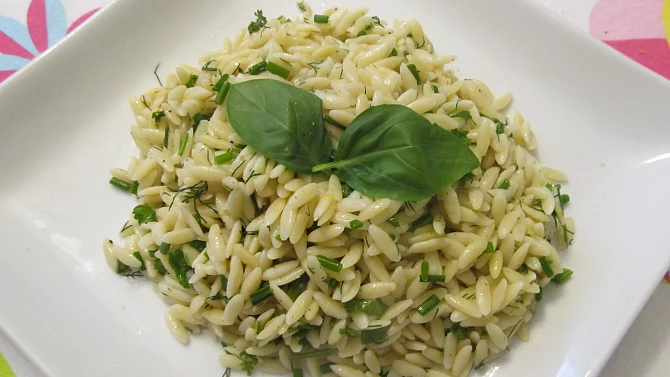 Orzo s citronovou kůrou a bylinkami
