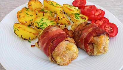 Válečky z mletého kuřecího masa obalené slaninou a pečené brambory s česnekem., Válečky z mletého kuřecího masa obalené slaninou a pečené brambory s česnekem.