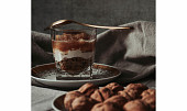 Jablečný pohár s mascarpone krémem a vlašskými ořechy na másle