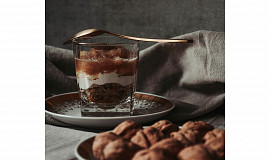 Jablečný pohár s mascarpone krémem a vlašskými ořechy na másle