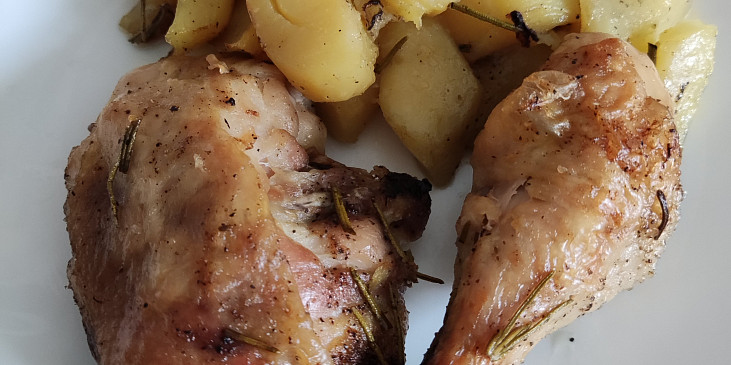 Kuře na rozmarýnu, pečené s bramborami