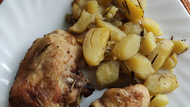Kuře na rozmarýnu, pečené s bramborami