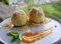 Meruňkové knedlíky z bramborového těsta