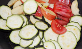 Teplý těstovinový salát se zeleninou