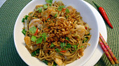 Česnekové krevety s wok nudlemi